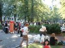 Väki parveili ulkona, sillä sisätiloissa oli hiostavan kuuma.