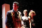 Corto Maltese (Tommi Korpela), Venexiana Stevenson (Kreeta Salminen) ja Lady Marianne (Pirjo Lonka). Kuva: Patrik Pesonius / Q-teatteri.