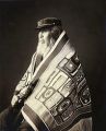 Taku-heimon tlingitpäälikkö Anotklosh kuvattuna vuonna 1913.Lähde: http://fi.wikipedia.org/wiki/Tlingitit