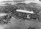 Ilmalaiva Graf Zeppelin Helsingin yllä, alapuolella Pohjoisranta ja vasemmalla Katajanokka - (Helsingin Kaupunginmuseo, 24. syyskuuta 1930, © Sääski Oy)